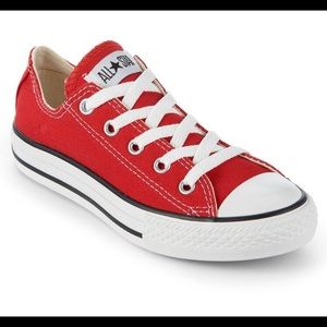 Red toddlers converse